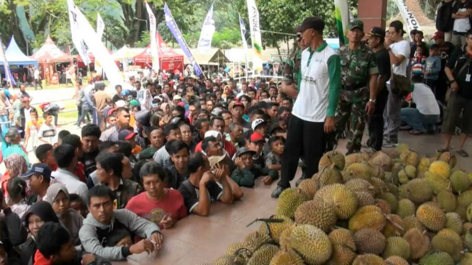 ribuan warga antre durian 2