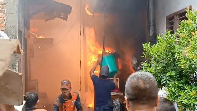 Puluhan Rumah di Kawasan Taman Sari Jakarta Terbakar