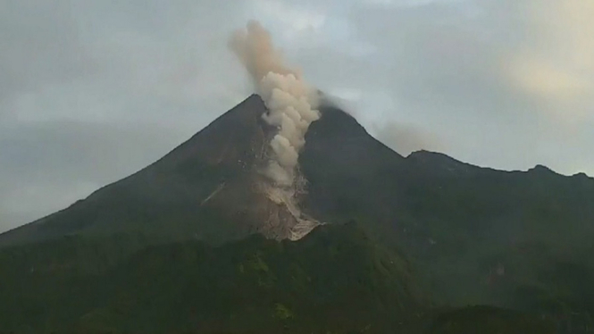 Gunung Merapi Semburkan Awan Panas, Aktifitas Warga Normal