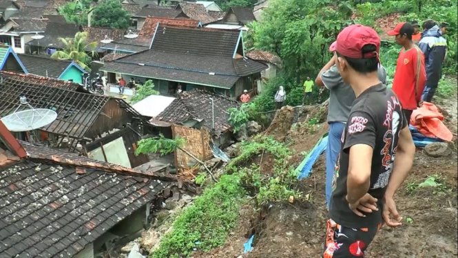 Tebing Setinggi Tujuh Meter Timpa Dua Rumah di Rembang