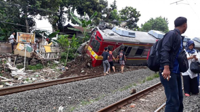 kereta anjlok 1