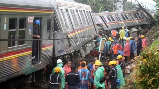 Petugas KAI Mengevakuasi Gerbong KRL Commuter Line Sembari Menunggu Crane