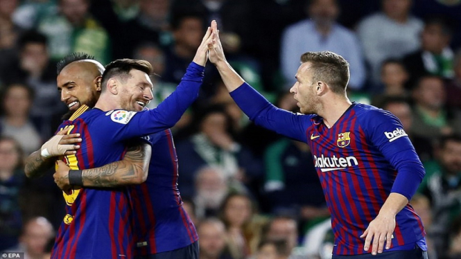 Lionel Messi merayakan gol keduanya bersama Arturo Vidal dan Arthur