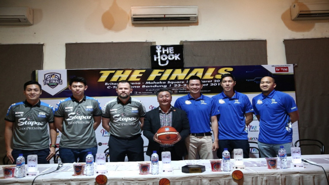 Jelang Final IBL 2018-2019-Tim Satria Muda Jakarta dan Stapac Jakarta berfoto bersama Direktur IBL, Hasan Gozali (tengah), di Jakarta, Selasa 19 Mar 2019