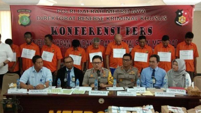 Polisi Menangkap Sembilan Anggota Sindikat Pemalsu Materai Yang Merugikan Negara Puluhan Miliar Rupiah