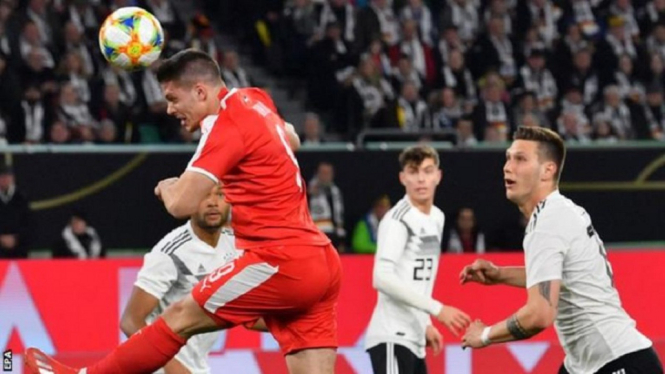 Timnas Jerman harus tertinggal 0-1 lebih dulu dari gol striker Eintracht Frankfurt, Luka Jovic, pada menit ke-12