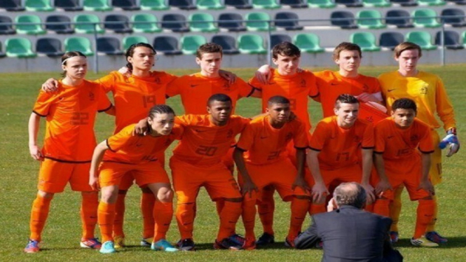 Ezra Walian (nomor 19) pernah memperkuat timnas Belanda U-17 di kualifikasi Piala Eropa tahun 2013