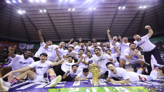 Para pemain Stapac Jakarta merayakan gelar juara IBL 2018-2019 setelah mengalahkan Satria Muda Jakarta 74-56 di GOR C-Tra Arena, Bandung, Jawa Barat, Sabtu 23 M