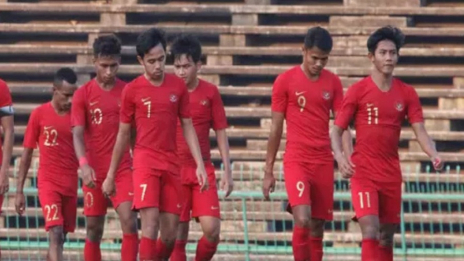Para pemain Timnas Indonesia U-23 tertunduk lesu usai tersingkir dari ajang kualifikasi Piala Asia U-23 2020
