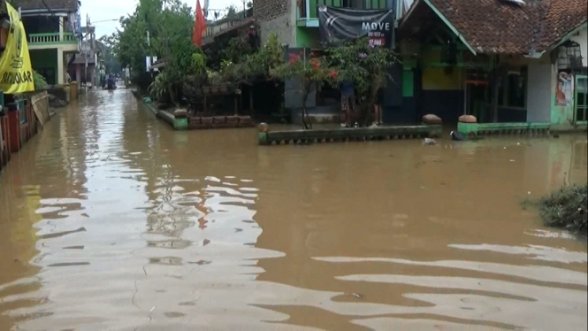 Banjir melanda ratusan rumah diKabupaten Bandung, Jawa Barat. Selain itu, banjir juga membuat akses jalan tak dapat dilewati kendaraan bermotor dan mengganggu a