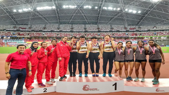Yuliana, Tyas Murtiningsih, Alvin Tehupeory, Jeany Nuraini meraih medali perak dari nomor estafet 4x100 meter Putri