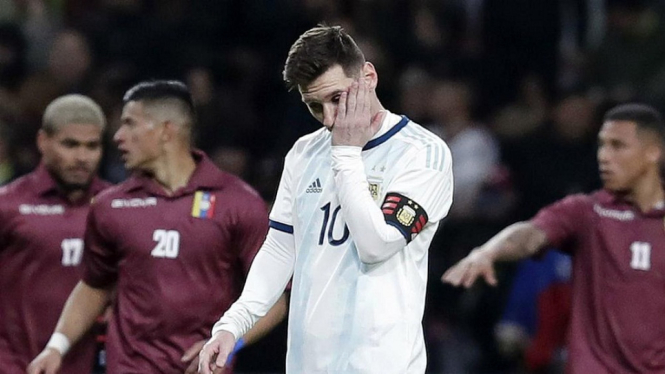 Lionel Messi meratapi kekalahan 1-3 Timnas Argentina dari Timnas Venezuela di laga comebacknya