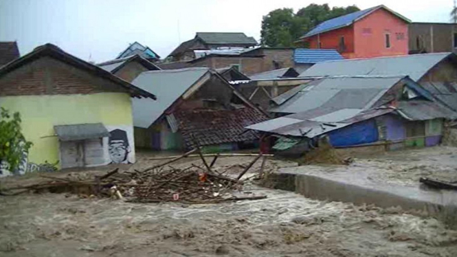 5 rumah hanyut diterjang banjir 1