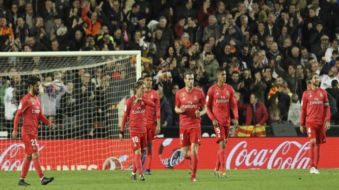 Para pemain Real Madrid tertunduk lesu usai dikalahkan dengan skor 1-2 dari Valencia