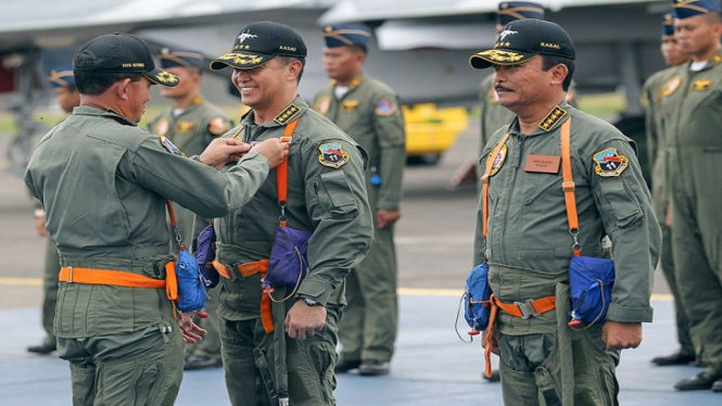 Usai Terbang Bersama, KASAD dan KASAL Terima Wing Penerbang Kehormatan dari KASAU