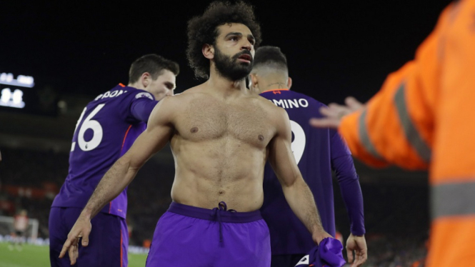 Mohamed Salah melakukan selebrasi emosional dengan melepas jerseynya usai mencetak gol di menit-ke-80