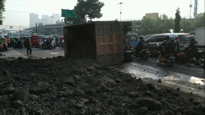 Truk Muatan Tanah Terbalik, Lalu Lintas Jalan Latumenten Jakarta Macet