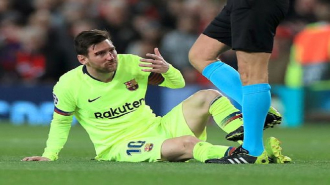 Lionel Messi mengeluarkan darah dari hidungnya akibat berbenturan dengan Chris Smalling di pertengahan babak pertama