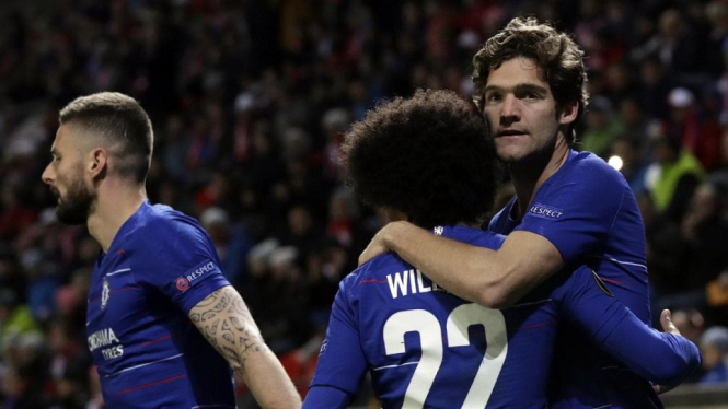 Marcos Alonso berselebrasi dengan dua rekannya di Chelsea, Olivier Giroud dan Willian usai mencetak satu-satunya gol di menit ke-86