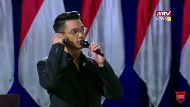 Afgan Saat Menyanyi Lagu Indonesia Raya pada Pembukaan Debat Capres