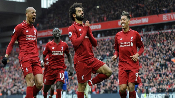 Mohamed Salah berselebrasi dengan para rekannya di Liverpool usai menciptakan gol spektakuler