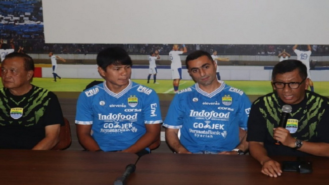 Persib Bandung perkenalkan Achmad Jufriyanto dan Artur Gevorkyan di Graha Persib, Jalan Sulanjana, Kota Bandung