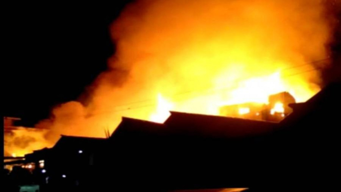 Lima unit rumah di RT 01, Dusun Suka Negara, Desa Lambur Luar, Kecamatan Sabak Timur, Kabupaten Tanjung Jabung Timur, Jambi, ludes terbakar, Selasa
