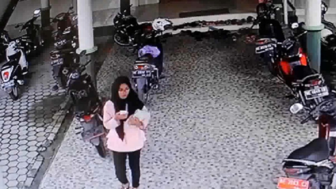 wanita pencuri dalam masjid