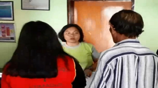 Seorang siswi sebuah Sekolah Menengah Kejuruan (SMK) di Kabupaten Minahasa Utara, Sulawesi Utara menjadi korban perkosaan yang diduga dilakukan oleh duo kakek.