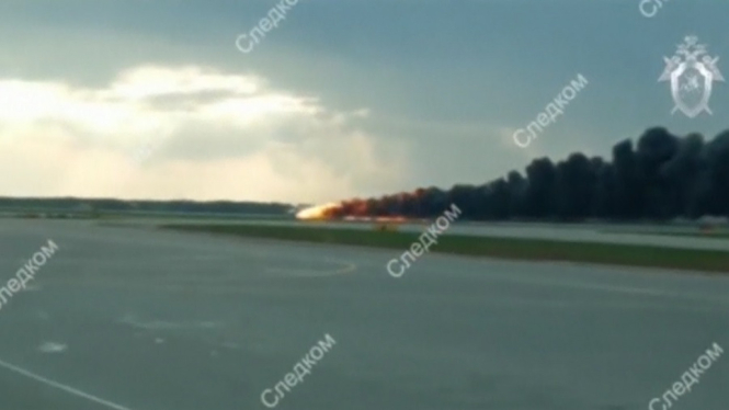 detik-detik pesawat terbakar
