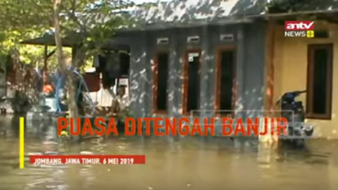 Awali Puasa Ramadhan Di Tengah Banjir Melanda Mojokerto, Jawa Timur