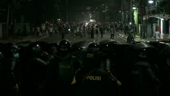 Polisi Bubarkan Aksi Massa Dekat Bawaslu dengan Tembakan Gas Air Mata