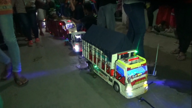 Parade Miniatur Truk, Meriahkan Malam Kupatan di Trenggalek