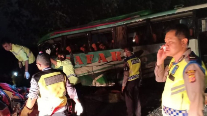 Kecelakaan Maut Menimpa Bus Safari dan 3 Kendaraan Lainnya di di Tol Cipali