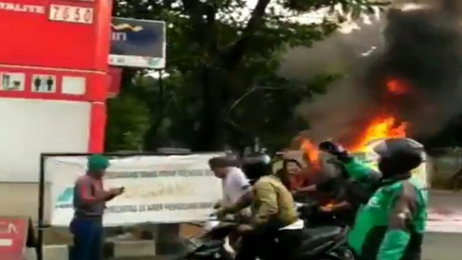 Mobil Box Terbakar di Depan Pom Bensin Tanjung Barat Jakarta