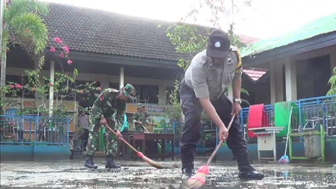 Tim SAR Gabungan Bersihkan Fasilitas Umum Pasca Banjir Samarinda