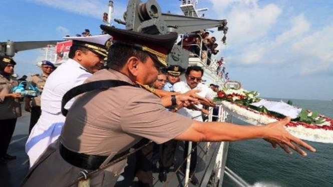 Prosesi tabur bunga memperingati HUT Bhayangkara ke-73 di perairan perbatasan Indonesia