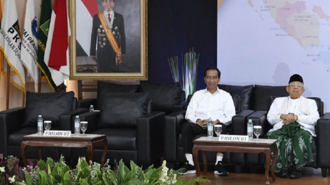 Presiden dan Wakil Presiden terpilih periode 2019-2024, Joko Widodo (kiri) dan KH Ma'ruf Amin (kanan) menghadiri Rapat Pleno Terbuka Penetapan Pasangan Calon Pr