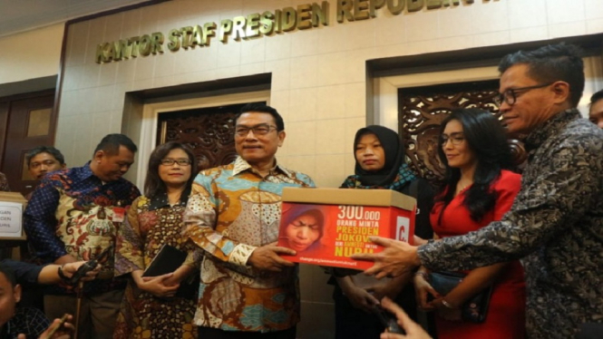 Baiq Nuril Menyerahkan 300 Ribu Petisi Dukung Jokowi Berikan Amnesi Untuknya