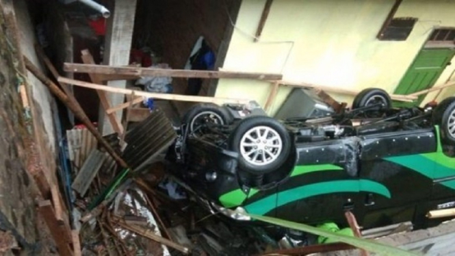 Mobil Luxio Berisi 7 Penumpang Terbalik Timpa Rumah di Trenggalek