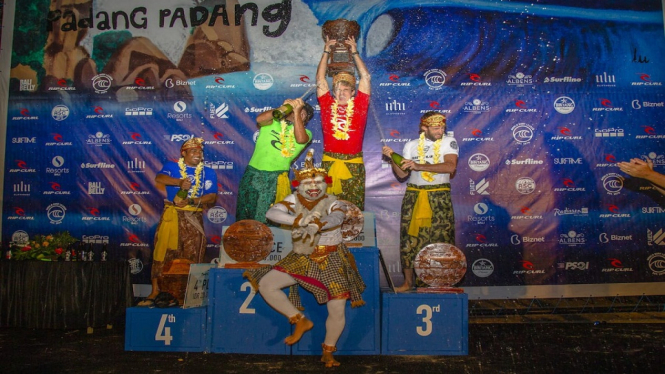 Peselancar Indonesia yang tengah berupaya untuk bisa ikut di Olimpiade Tokyo 2020, Raditya Rondi, naik podium di Rip Curl Cup 2019