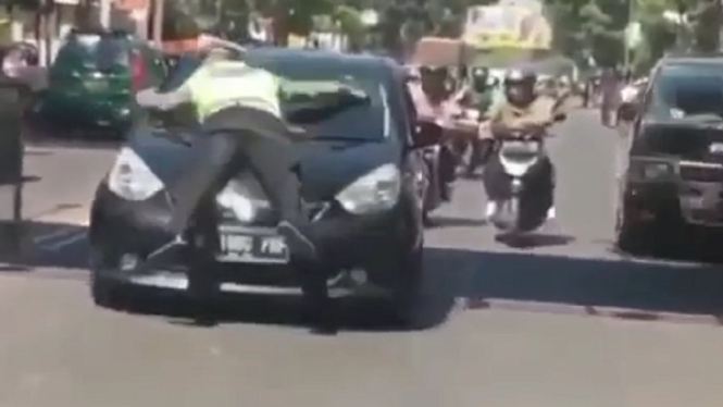 Viral! Polisi Lalu Lintas di Bandung Ditabrak Pelanggar Lampu Merah Sejauh 100 Meter