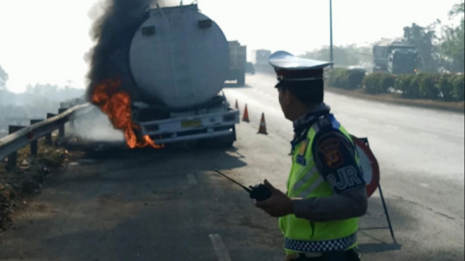 Pecah Ban Dipaksakan Jalan, Truk Semen Terbakar di Tol Cileunyi