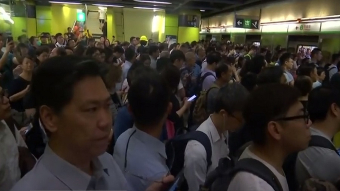 penumpang kereta di HK