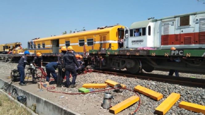 Kereta Api Pengangkut Peti Kemas Anjlok di Grobogan