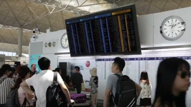 ratusan penerbangan dibatalkan di Hongkong