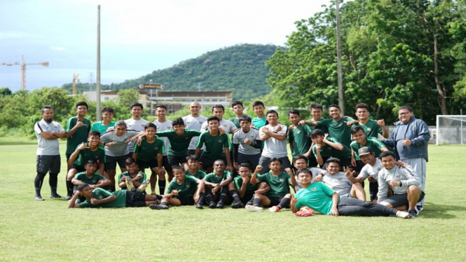 Timnas U-15 Indonesia disela-sela latihan terakhir mereka jelang melawan Vietnam di perebutan tempat ke-3