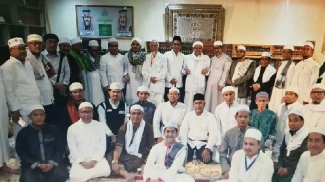 Foto putra-putra KH Maimun Zubair atau Mbah Moen berkunjung ke kediaman Habib Rizieq Syihab