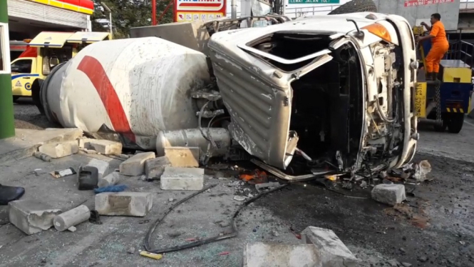 Truk Pengaduk Semen Cor Terguling di Exit Tol Tembalang, Supir Tergencet