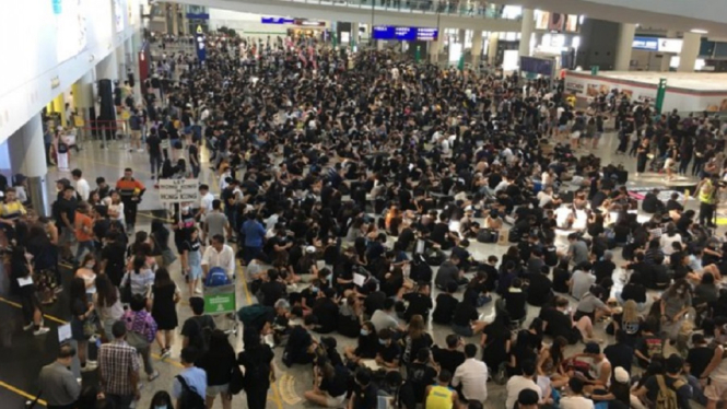 ratusan demonstran menduduki terminal keberangkatan bandara